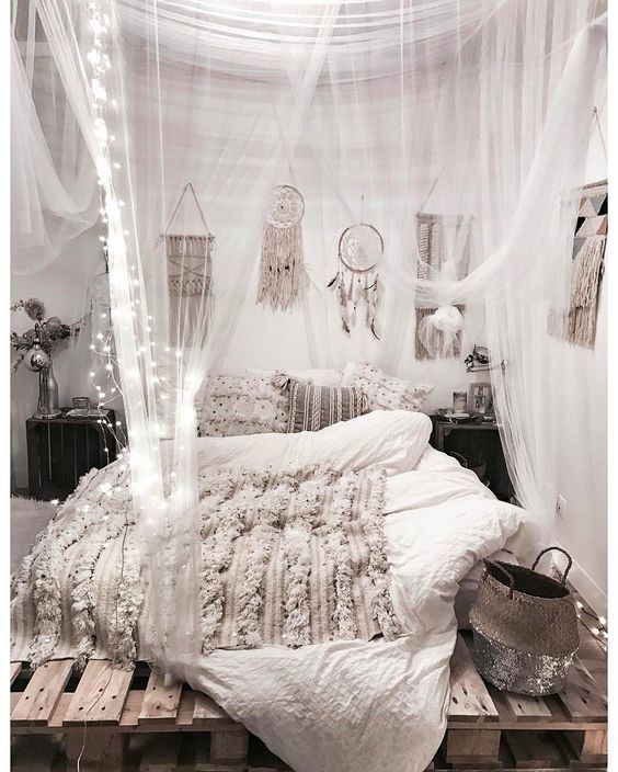 décoration chambre cocooning avec ciel de lit en voile et macramés muraux