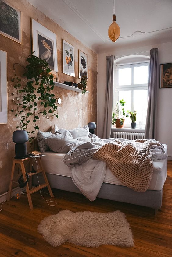 décoration chambre cocooning avec plaids en maille et couvre lit en laine sur lit douillet