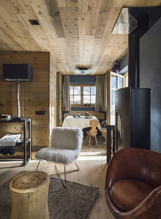 salon déco chalet de montagne avec sol et mur en bois et mobilier vintage