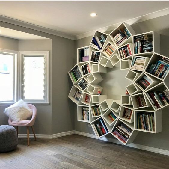 aménagement bibliothèque DIY en forme de fleur avec des caisses en bois blanc