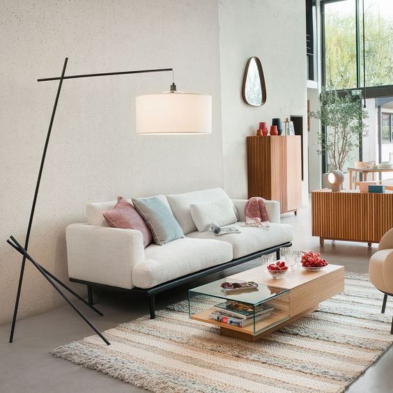 salon moderne chic avec un lampadaire minimaliste noir