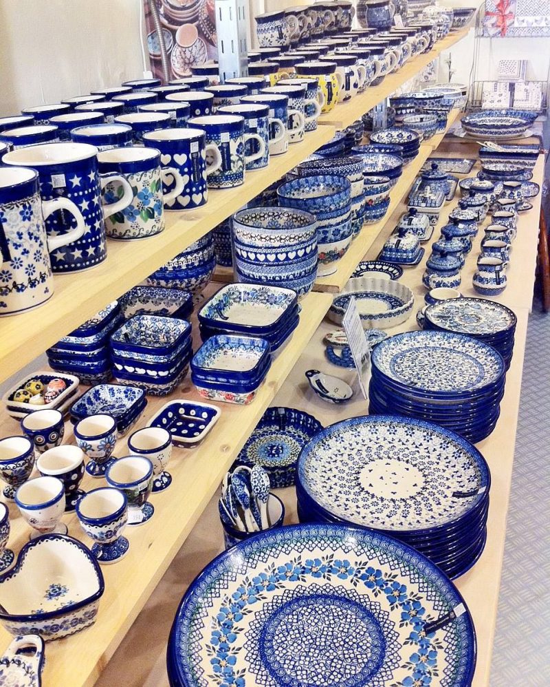 plats et assiettes bleus et blancs en azulejos
