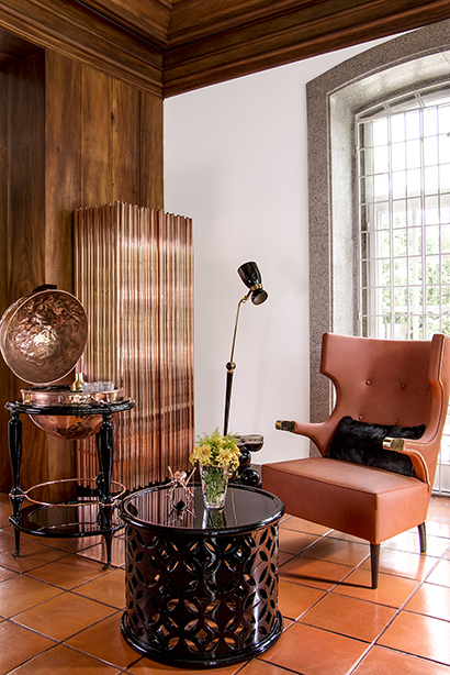 salon déco portugaise avec mobilier et pieds de fauteuil en cuivre