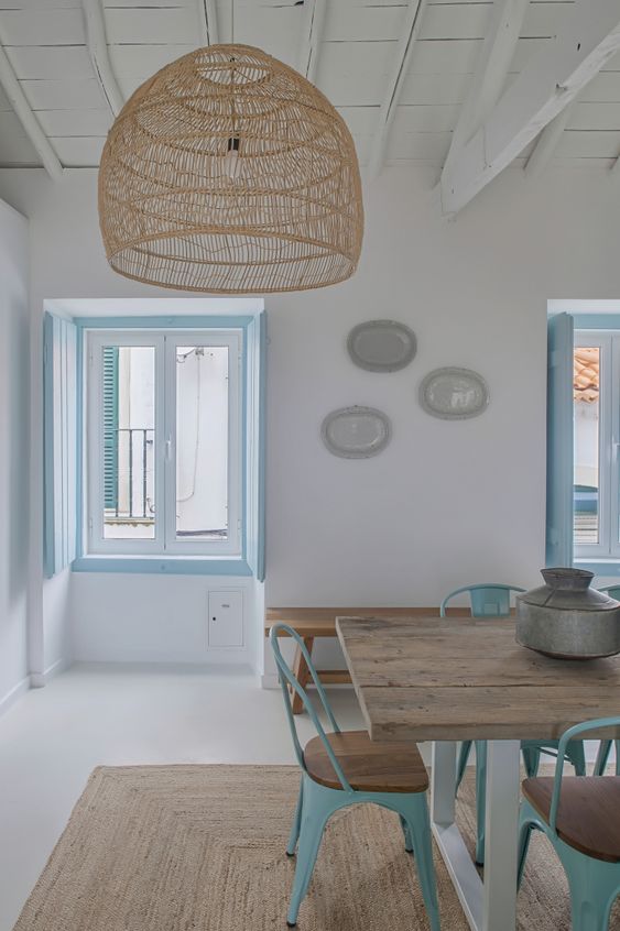 salle à manger déco portugaise bord de mer avec murs blancs et mobilier en bois brut
