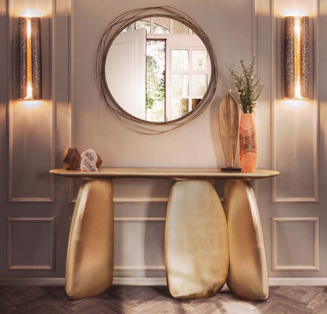 miroir rond au dessus d'une table contemporaine en laiton