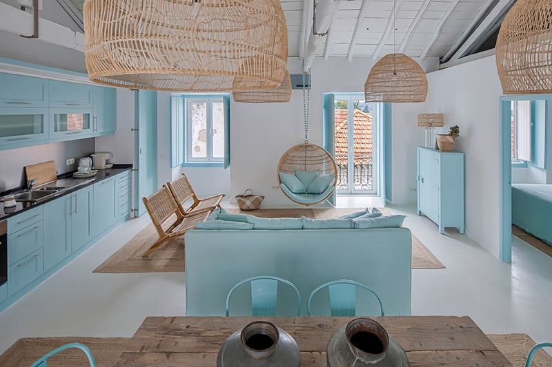 intérieur en déco portugaise avec mobilier en bleu turquoise et suspensions en osier