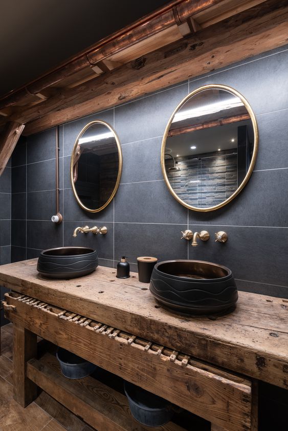 deux miroirs ronds et deux vasques en céramique sur meuble sous vasque en bois brut