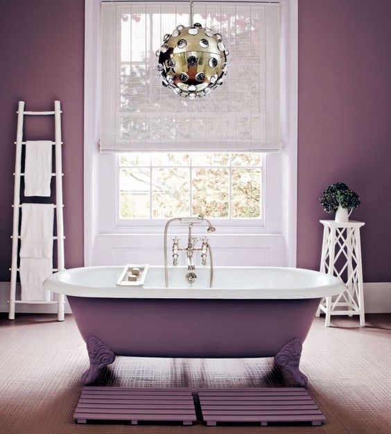 baignoire violette dans une salle de bains originale