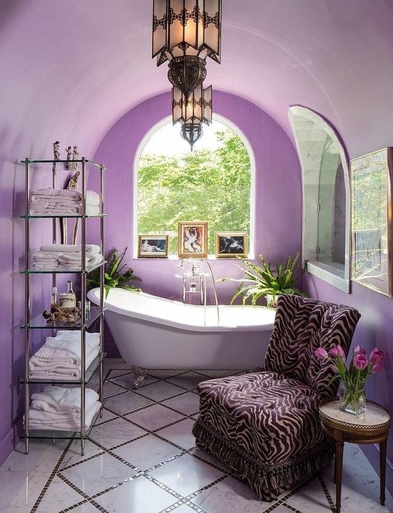 ambiance orientale dans une salle de bains colorée en violet