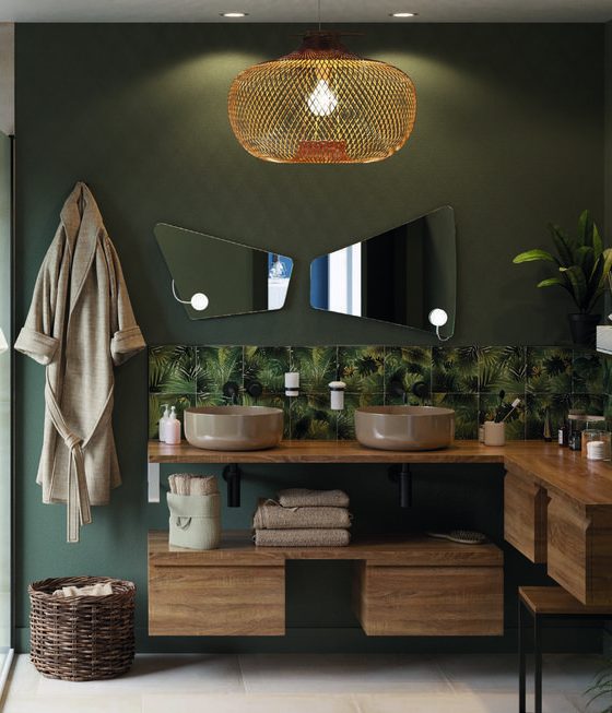 ambiance exotique dans salle de bains avec faïence à motifs feuillage et meuble en bois foncé