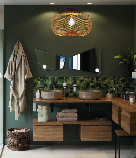 ambiance exotique dans salle de bains avec faïence à motifs feuillage et meuble en bois foncé