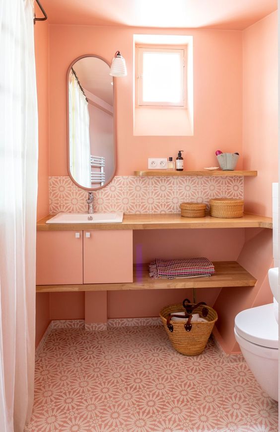 salle de bains colorée avec objets déco naturels et peinture rose