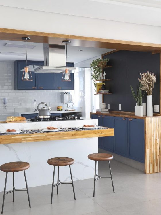 meubles bleus en bois pour aménager cuisine ouverte