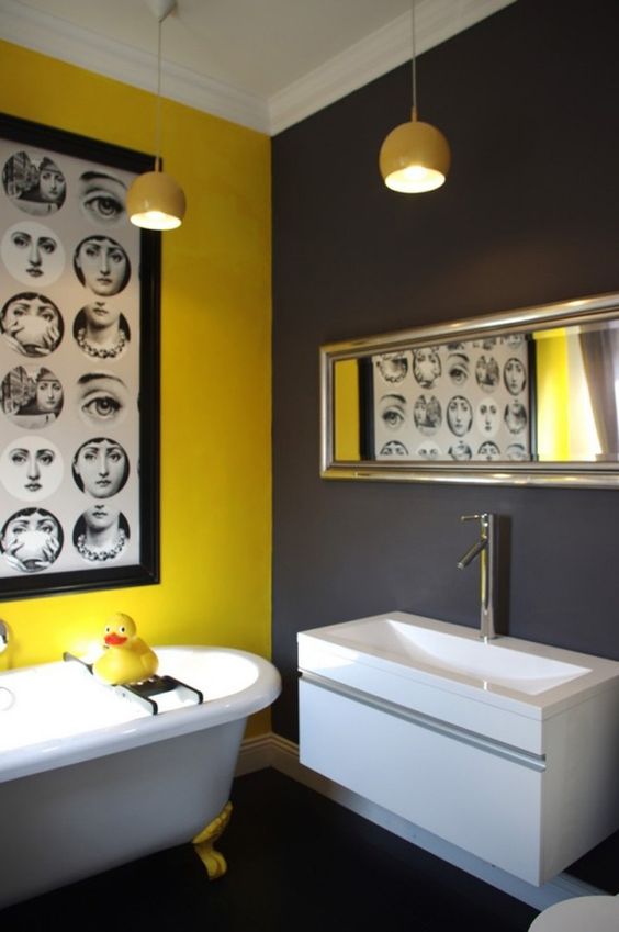 murs jaune et bleu de salle de bains colorée