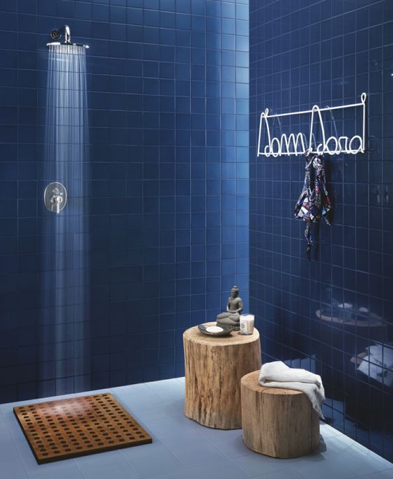 salle de bains colorée minimaliste avec carreaux bleus de faïence