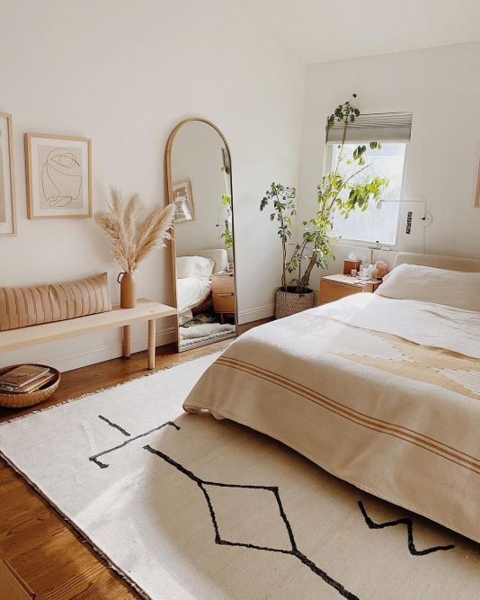 chambre blanche déco californienne avec tapis berbère et mobilier en bois clair