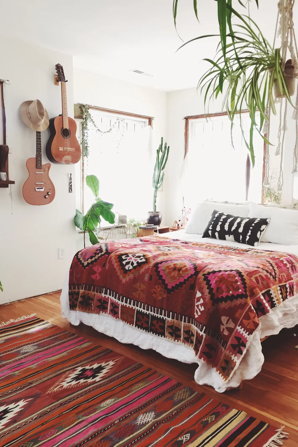 chambre de déco californienne avec tapis kilim et plantes décoratives