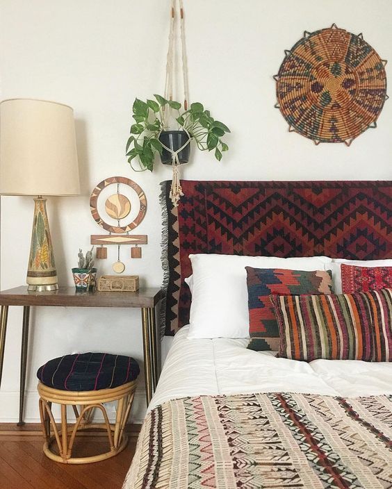 tête de lit et linge de lit en tissus à motif navajo