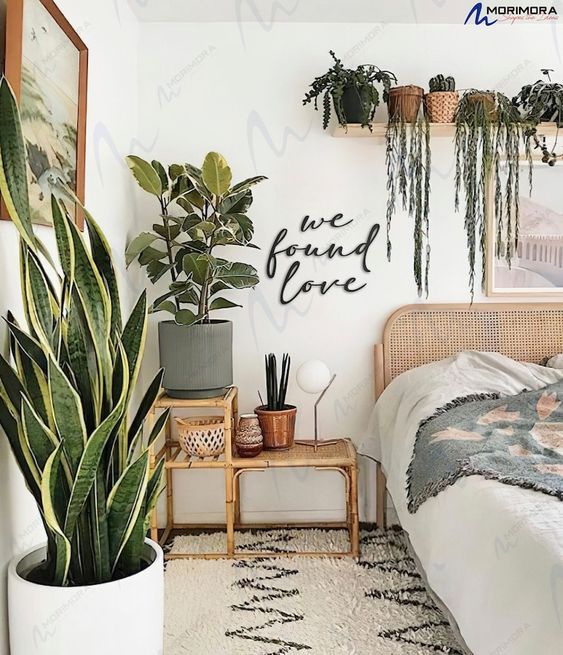 plantes décoratives d'intérieur dans une chambre déco californienne avec une tête de lit en osier