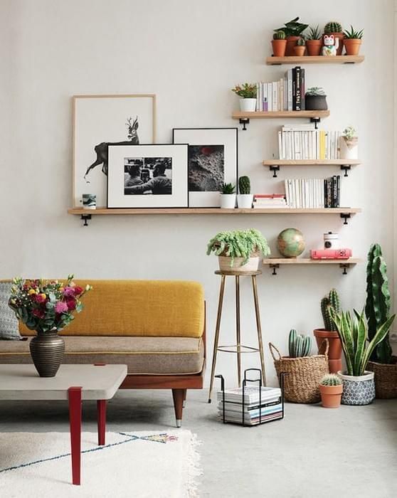 cadres et livres rangés sur étagères en bois pour décorer pas cher un salon style vintage