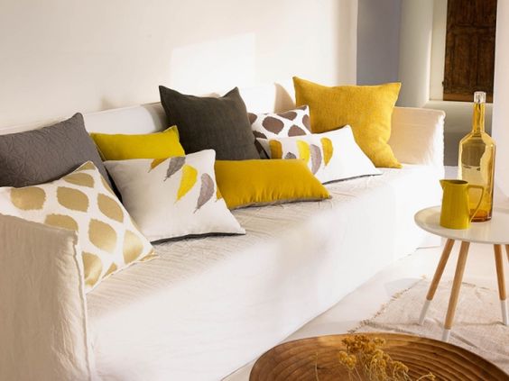 coussins jaune moutard et blancs à motifs pour décorer pas cher un salon contemporain