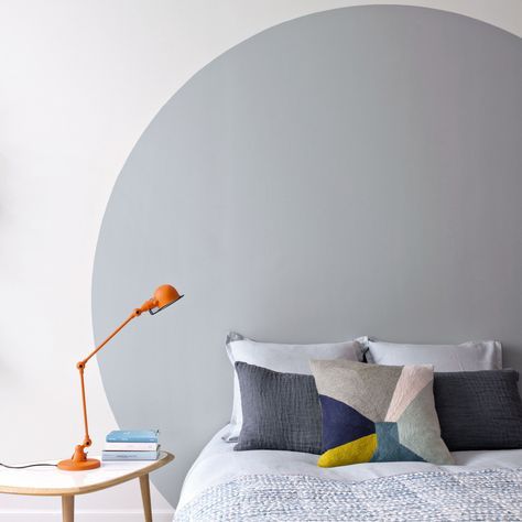 tête de lit DIY avec un cercle de peinture grise