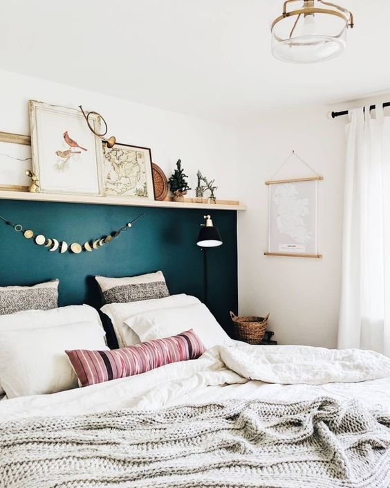 tête de lit DIY avec mur de couleur pour décorer pas cher une chambre