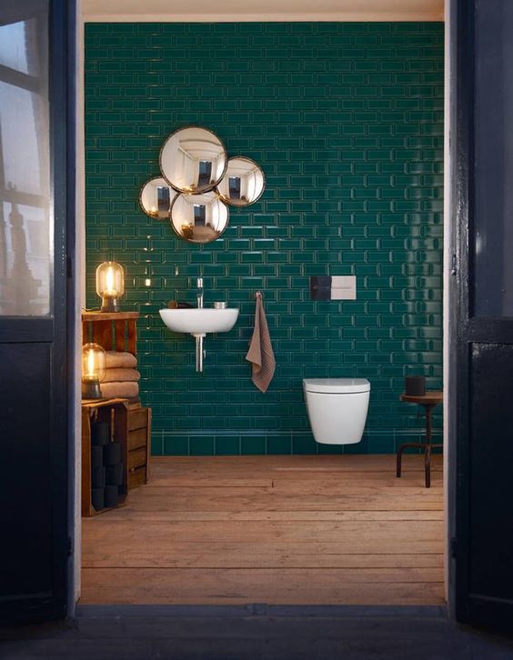 salle de bains colorée style vintage avec faïence verte et ampoule à filament