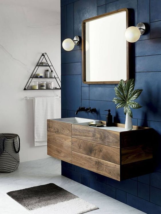 meuble sous vasque et miroir en bois dans une salle de bains colorée minimaliste