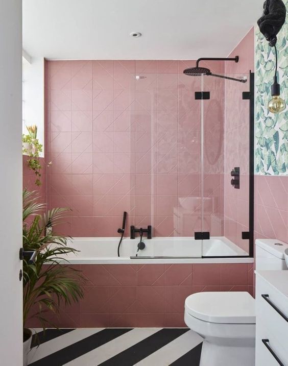 carreaux en faïence colorée avec plantes décoratives et meubles salle de bains blancs