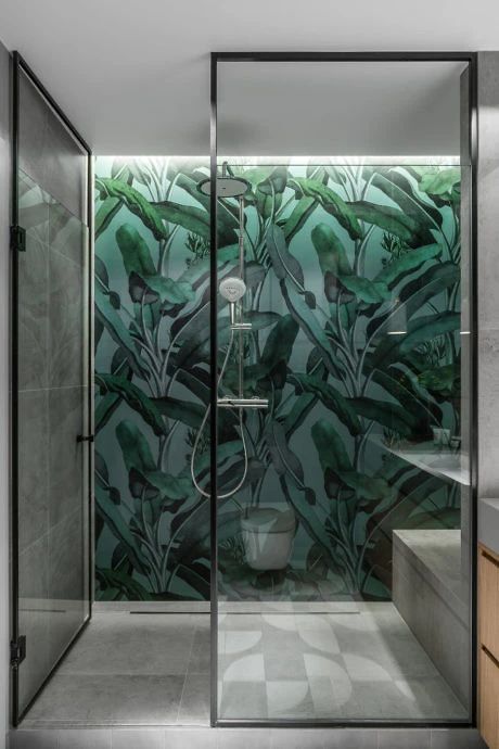 papier peint exotique feuilles de bananier dans douche à l'italienne