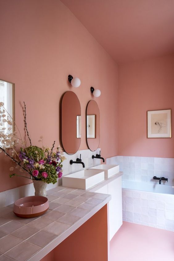 salle de bains colorée rose avec carreaux de mosaïque blanche