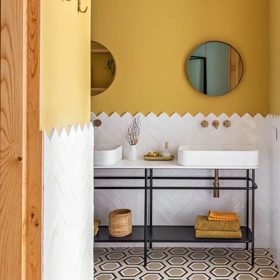 faïence blanche et mur jaune pour une salle de bains colorée vintage