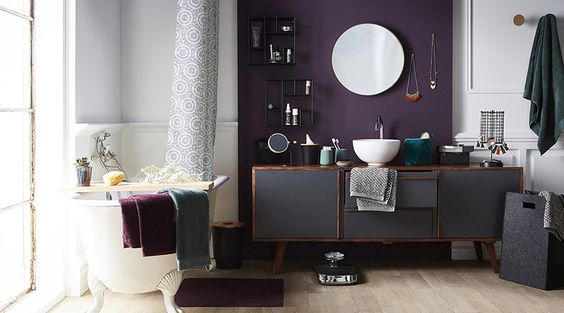 salle de bains colorée avec nuances de violet sur le mur et le mobilier