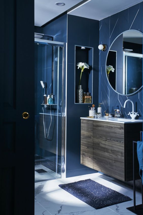 salle de bains colorée bleue avec accessoires en blanc