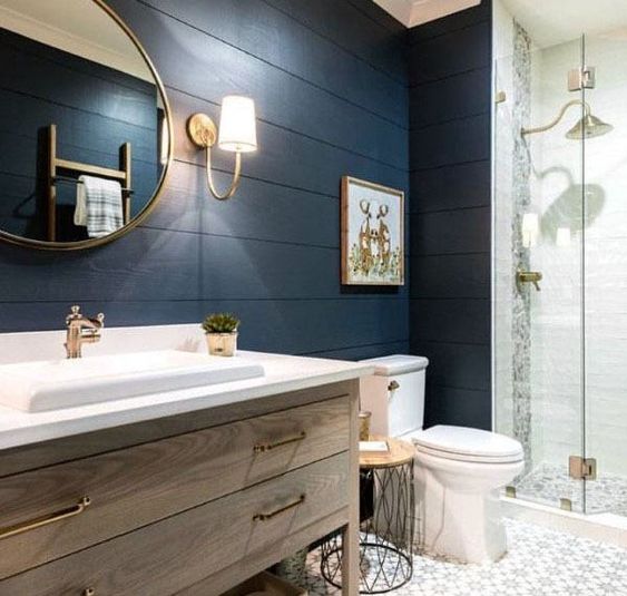 salle de bains de style classique avec meuble sous vasque en bois et mur peint en bleu