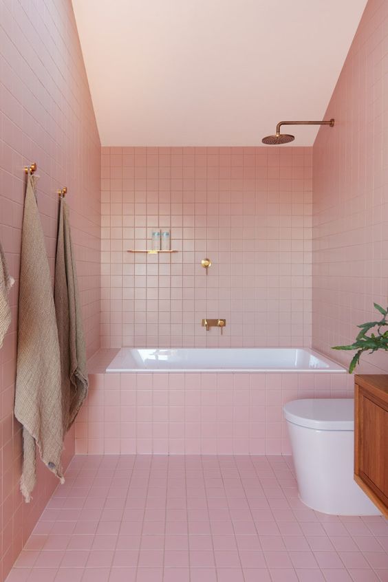 revêtement salle de bains en carreaux de faïence rose