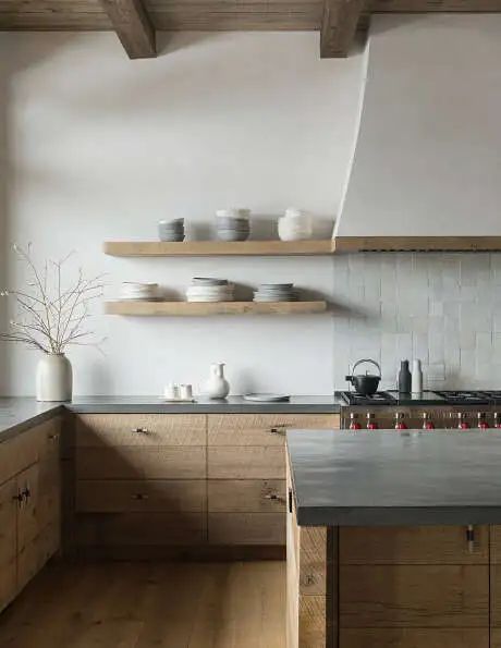 cuisine rustique avec mobilier et parquet en bois et plan de travail en granite gris