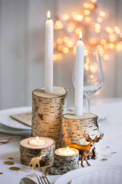 bougies sur des rondins de bois en déco table de noël pas chère