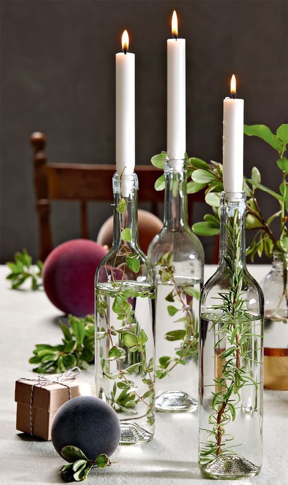 bougies dans des bouteilles transparentes pour décorer table de noël
