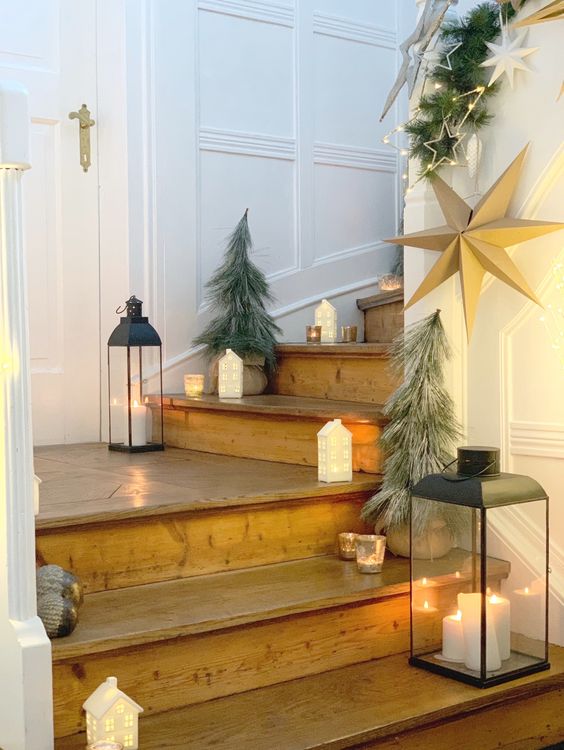 bougies et photophores sur les marches d'un escalier en bois