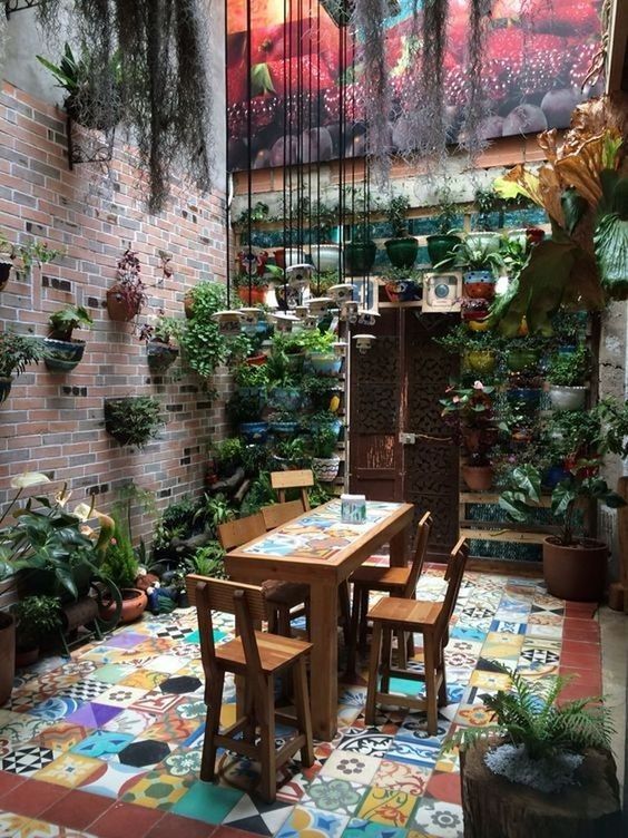 salle à manger ambiance bohème avec murs colorés et plantes décoratives sur les murs