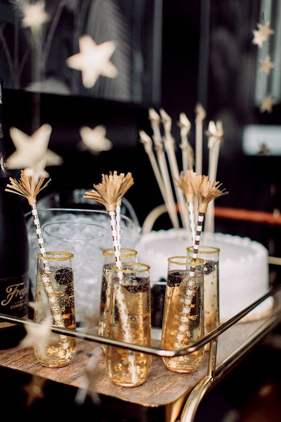 pailles dorées pour décorer les verres de champagne