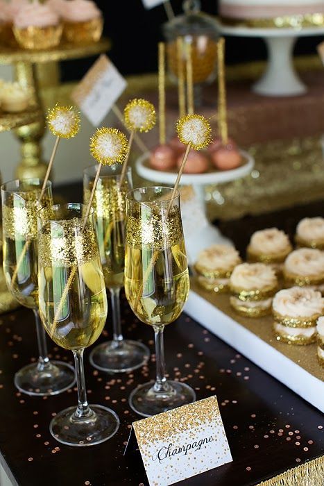 verres à pieds de champagne décorés pour le jour de l'an