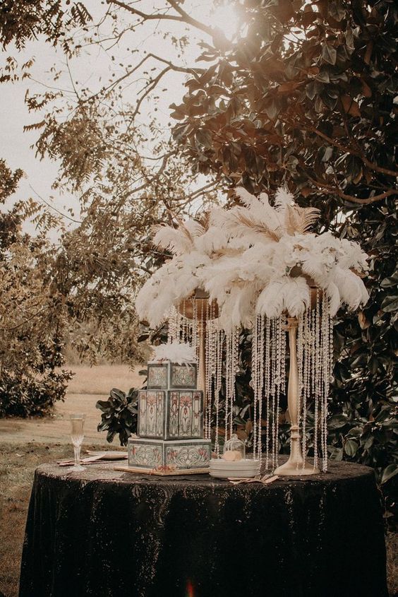 table de fête à l'extérieur décorée de longues plumes et colliers