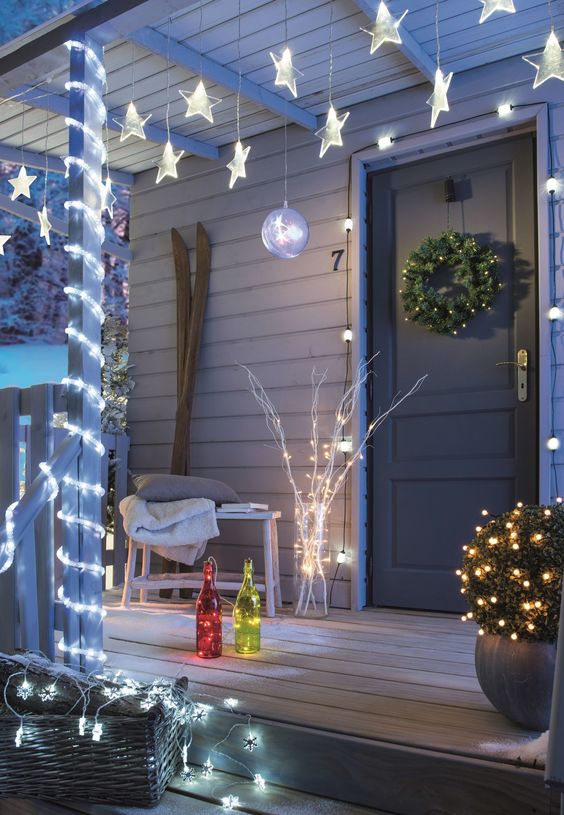 déco lumineuse de Noël sur porche d'entrée avec étoiles et guirlandes