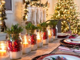 bougies en pots et guirlandes sur le sapin pour créer une déco lumineuse Noël
