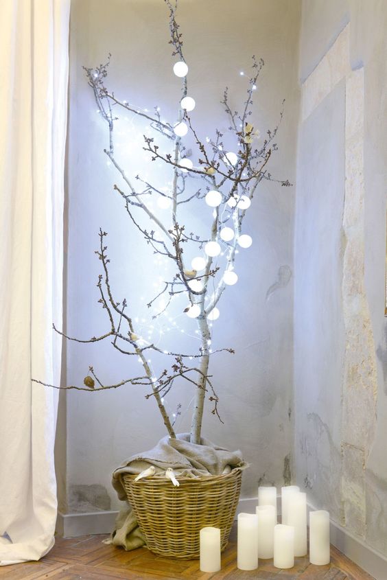 guirlandes lumineuses autour d'un arbre de Noël en coin de salon