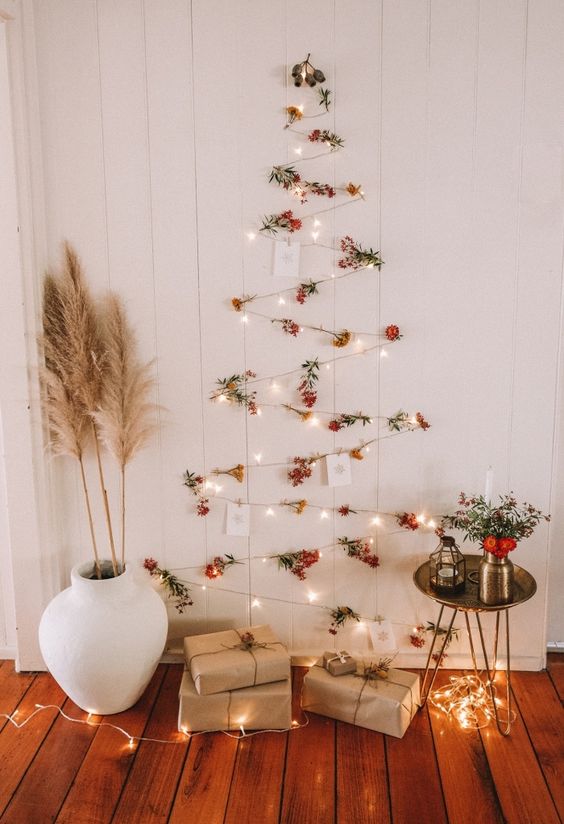 guirlande lumineuse en forme de sapin de Noël sur le mur du salon