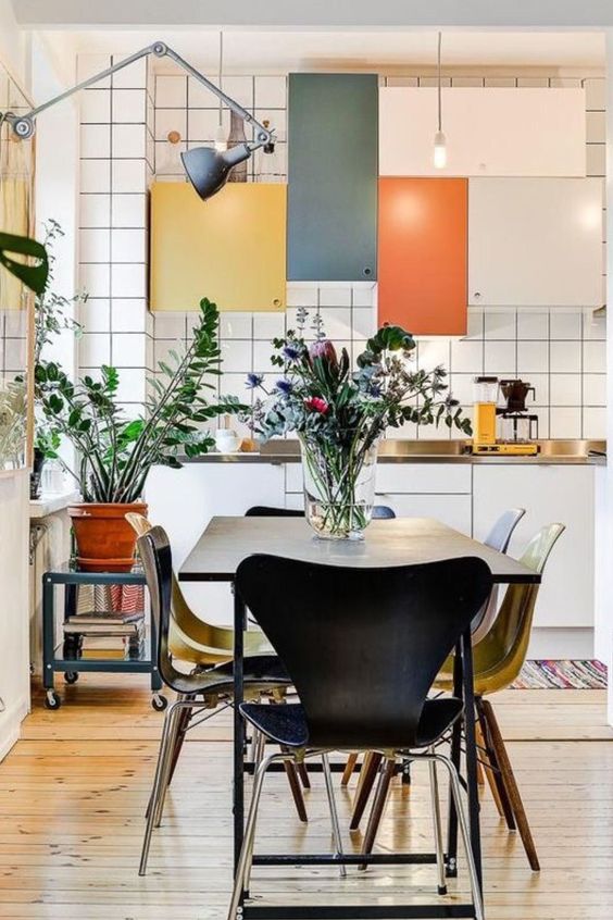 carreaux de carrelage blanc au mur et mobilier en formica dans cuisine vintage